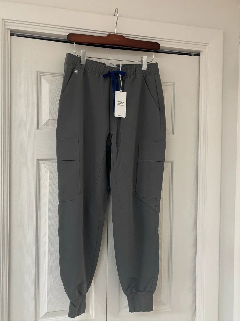 NWT FIGS Mens Classic Tansen Charcoal Cargo Joggers with Navy Drawstring - Short